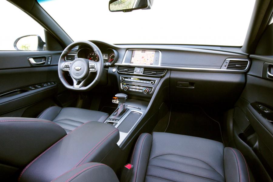 Интерьер Kia Optima Sportswagon GT Line 2016 года  (WW) (фото 11 из 31)